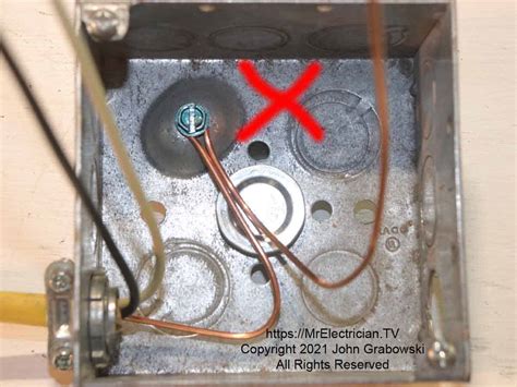 does a metal outlet box require bushing where wire enters|do metal junction boxes need grounding wire.